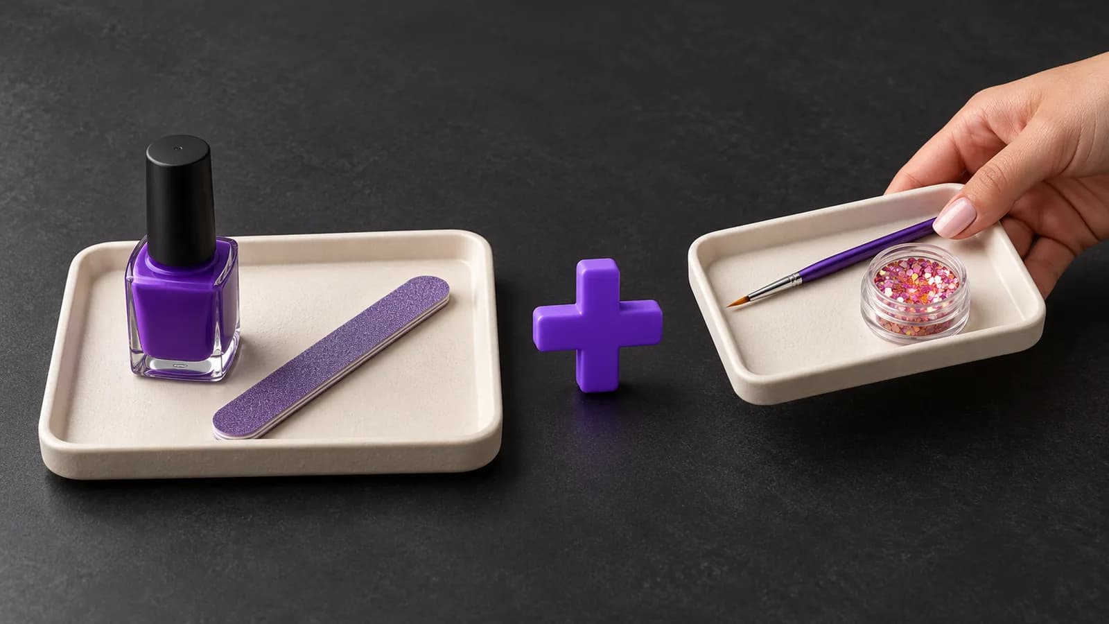 Una bandeja de manicura con esmalte y lima junto a un signo más violeta y una mano que ofrece otra bandeja con pincel y adornos para uñas